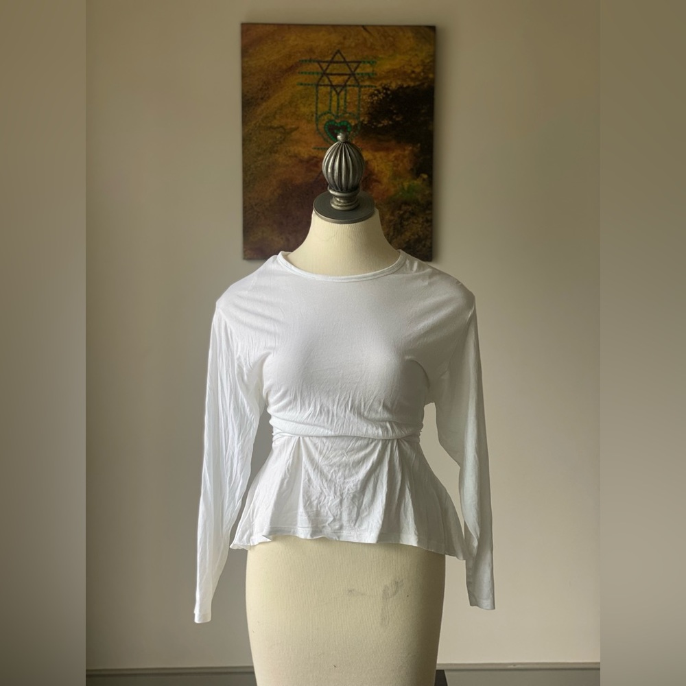 Basic fashionable long-sleeve white tee